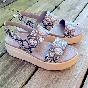 crocs brooklyn low wedge // snake 🐍 stucco